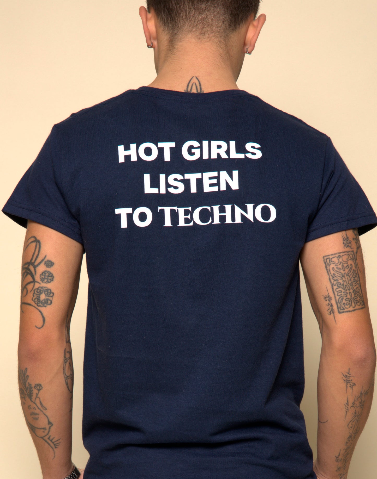 HOT GIRLS LISTEN TO TECHNO