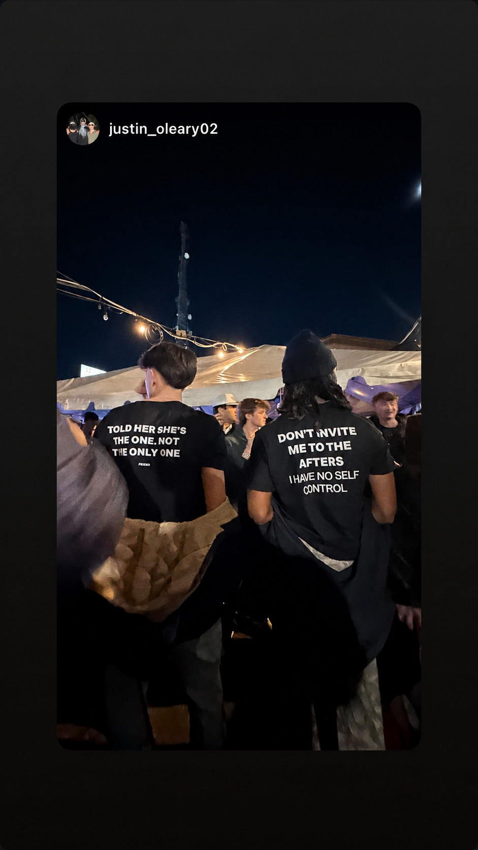 To personer til fest i sorte FRASED T-shirts med citaterne 'Told her she's the one. Not the only one' og 'Don't invite me to the afters. I have no self control' på ryggen.