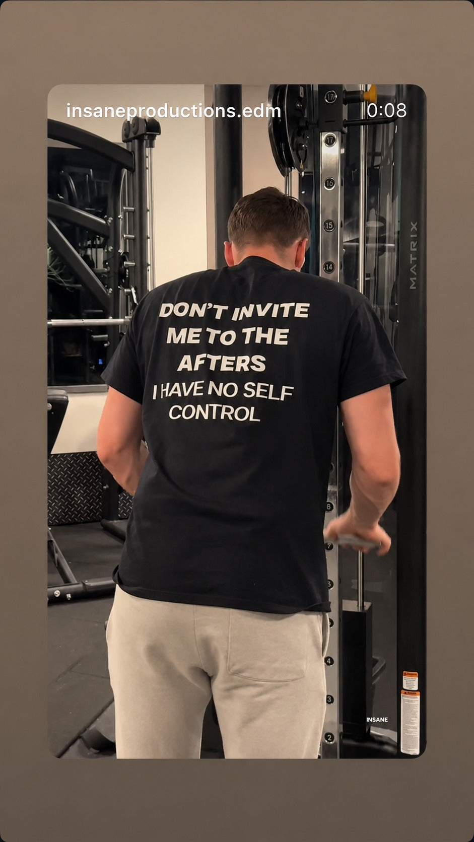 Mand træner ved kabelmaskine i sort FRASED T-shirt med 'Don't invite me to the afters. I have no self control' på ryggen.