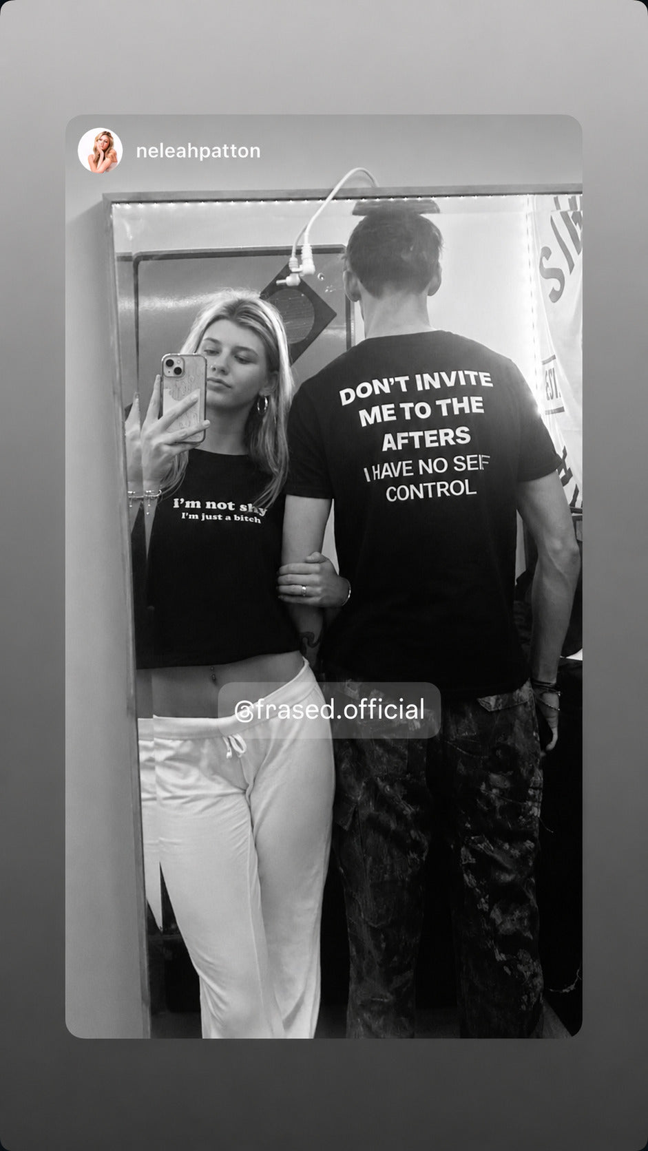 Sort-hvidt spejlbillede af par; manden bærer sort FRASED T-shirt med 'Don't invite me to the afters. I have no self control' på ryggen.