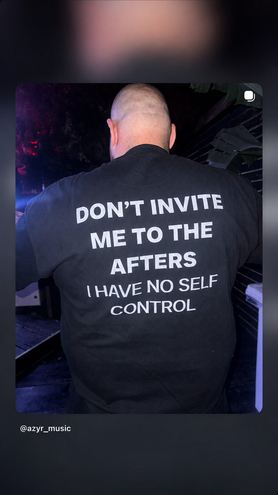 Nærbillede af sort FRASED T-shirt med hvidt 'Don't invite me to the afters. I have no self control'-rygtryk i klubmiljø.