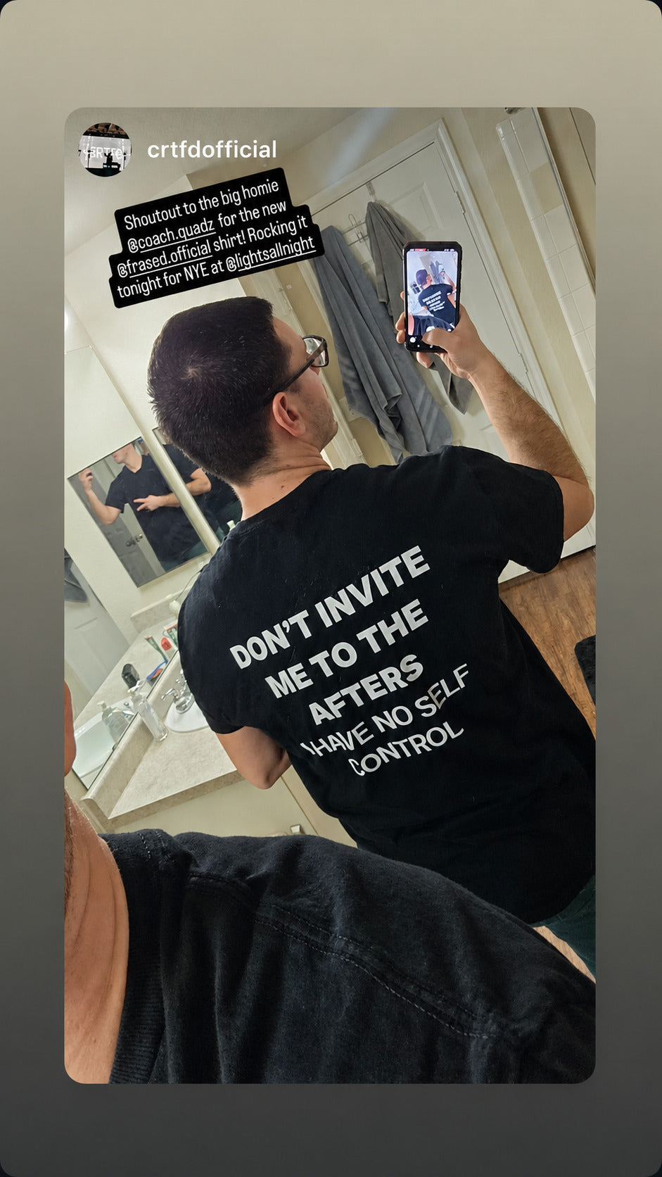 Spejlbillede af mand i sort FRASED T-shirt med 'Don't invite me to the afters. I have no self control' på ryggen.