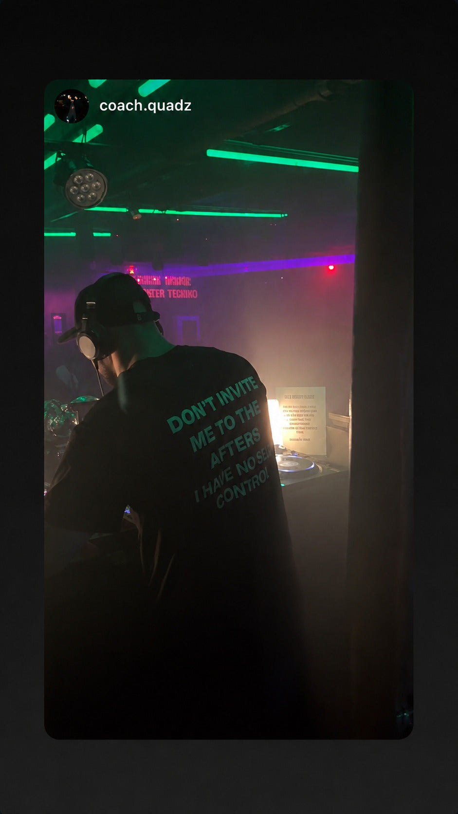 DJ under grønne og lilla klublys iført sort FRASED T-shirt med 'Don't invite me to the afters. I have no self control' på ryggen.