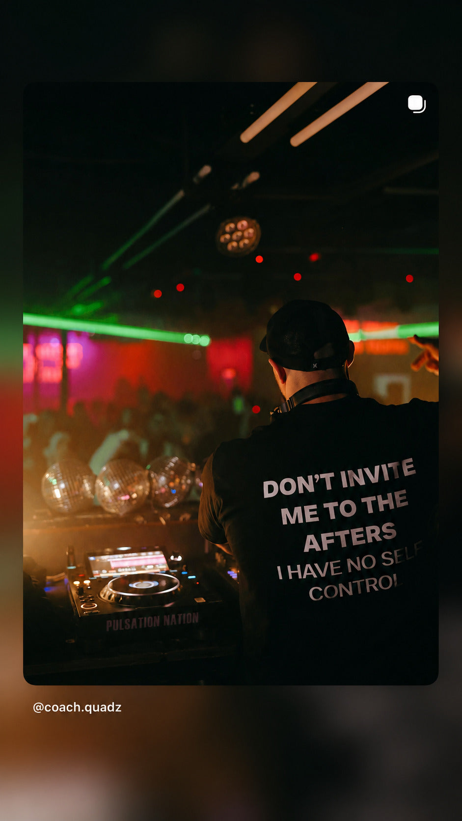 DJ foran publikum i sort FRASED T-shirt med 'Don't invite me to the afters. I have no self control' på ryggen.
