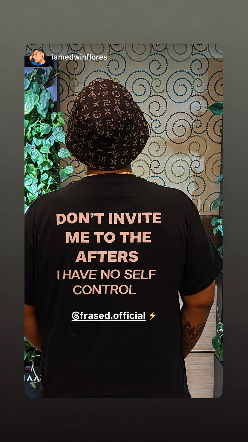 Person med mønstret bøllehat i sort FRASED T-shirt med 'Don't invite me to the afters. I have no self control' på ryggen.