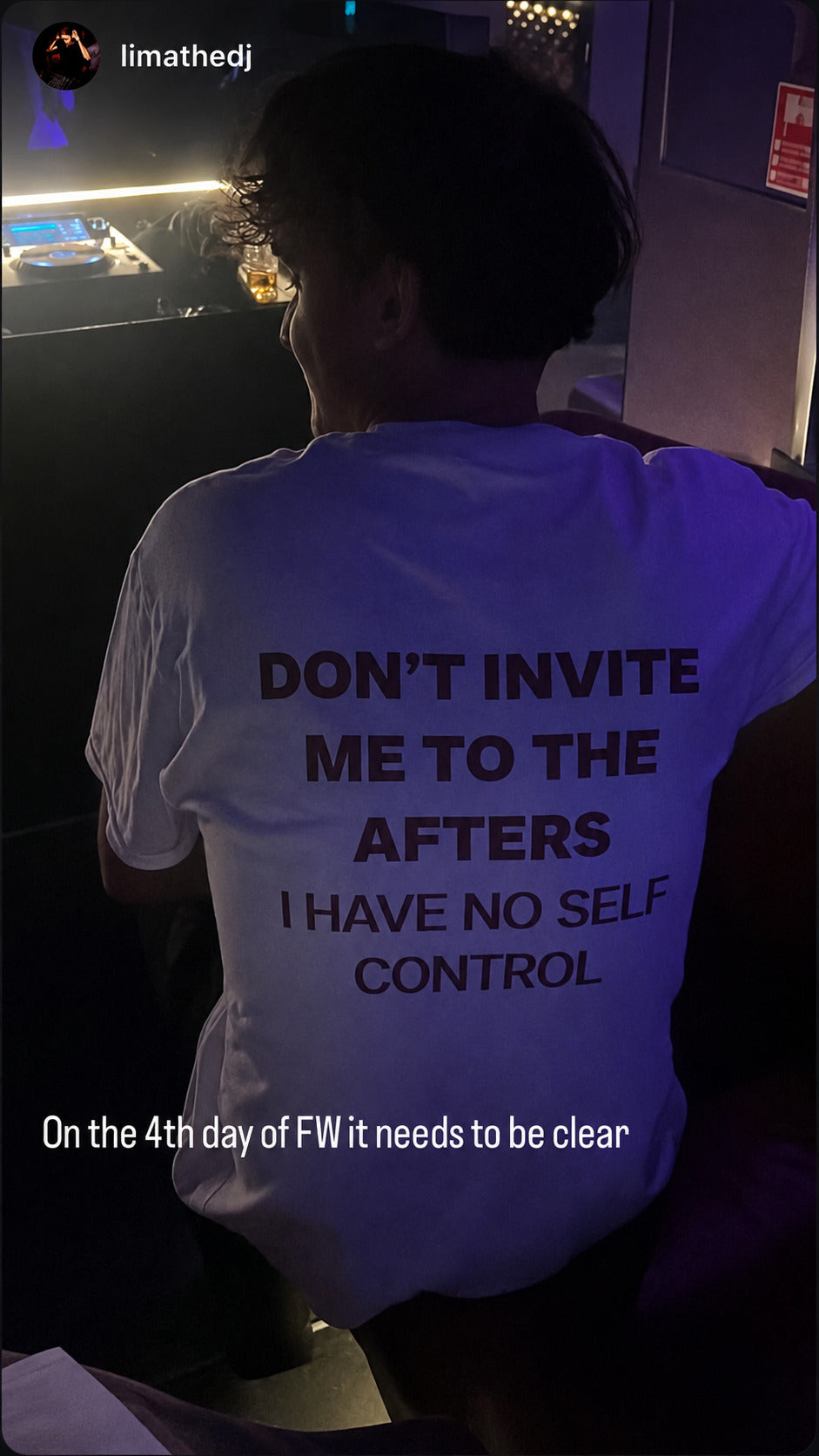 Person ved DJ-pult i hvid FRASED T-shirt med 'Don't invite me to the afters. I have no self control' på ryggen.