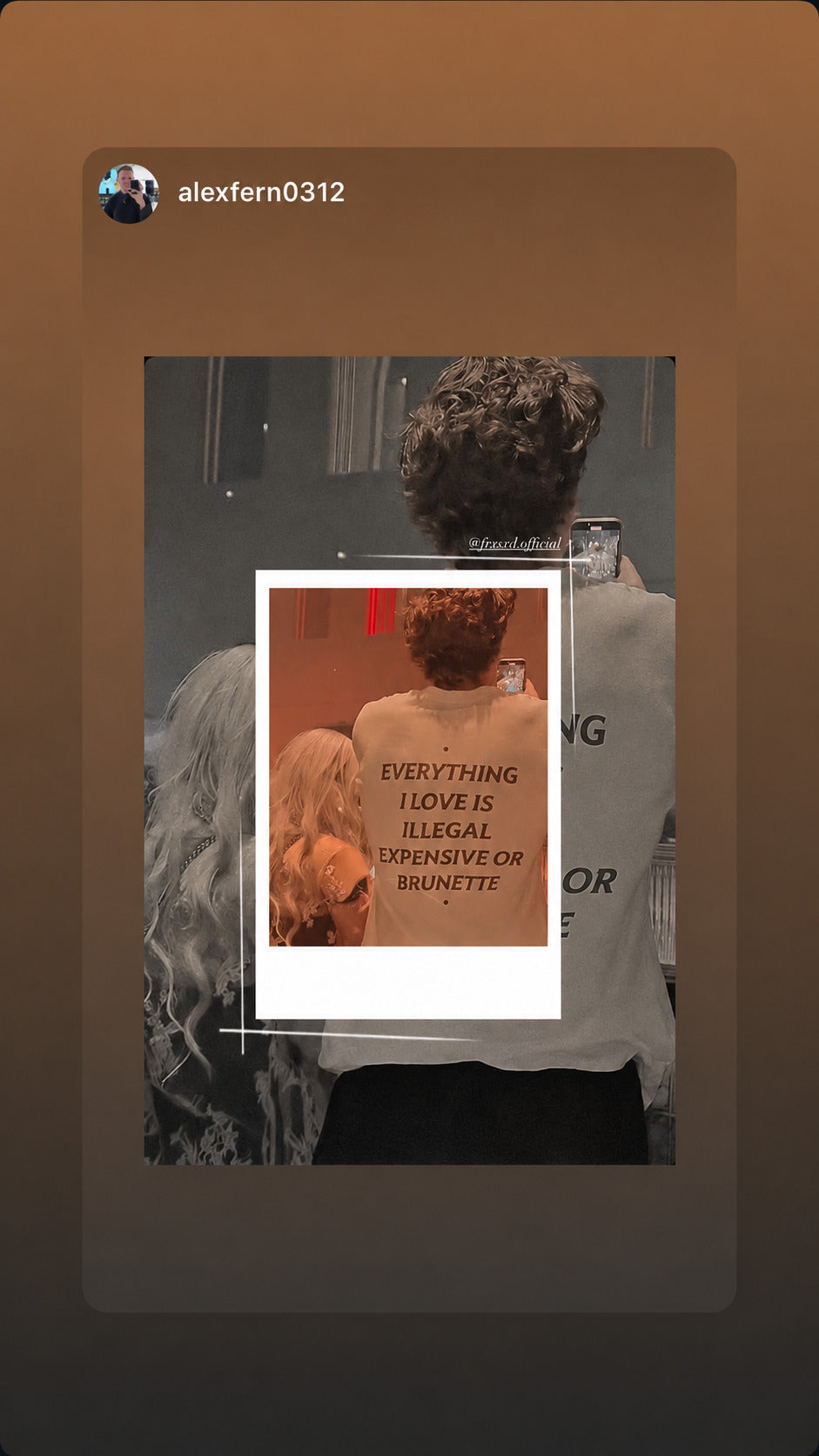 Spejlselfie med hvid EVERYTHING I LOVE IS ILLEGAL, EXPENSIVE OR BRUNETTE T-shirt og collageeffekt.