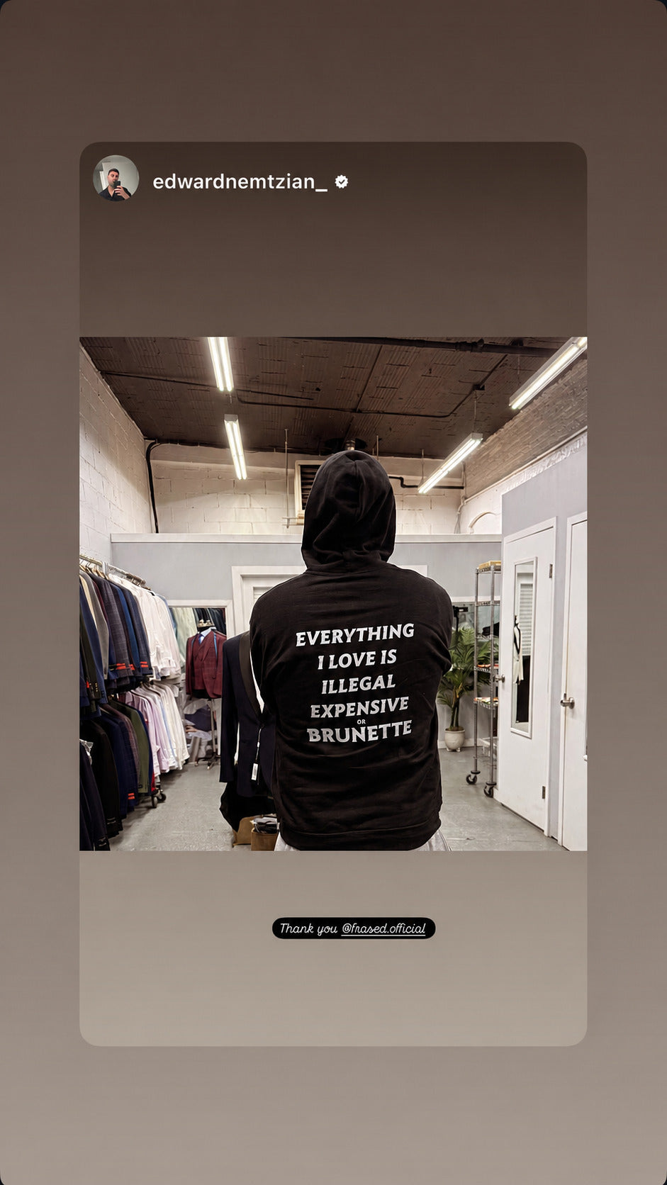 Person i sort EVERYTHING I LOVE IS ILLEGAL, EXPENSIVE OR BRUNETTE hoodie i en tøjbutik.