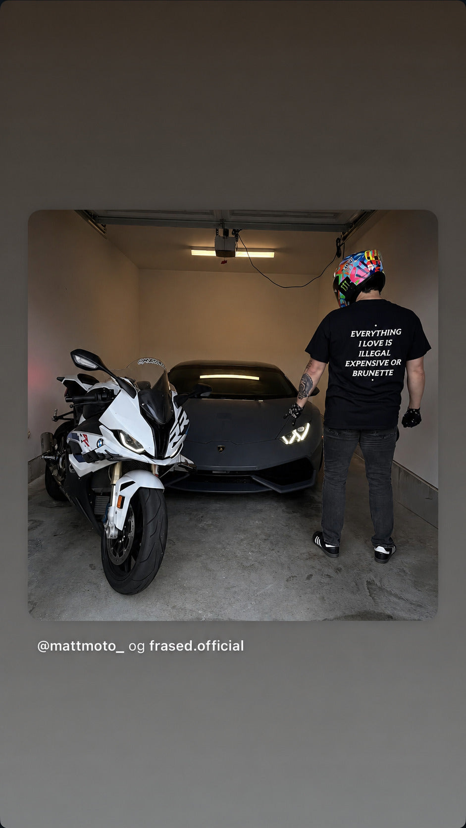 Person i sort EVERYTHING I LOVE IS ILLEGAL, EXPENSIVE OR BRUNETTE T-shirt ved motorcykel og sportsvogn i en garage.