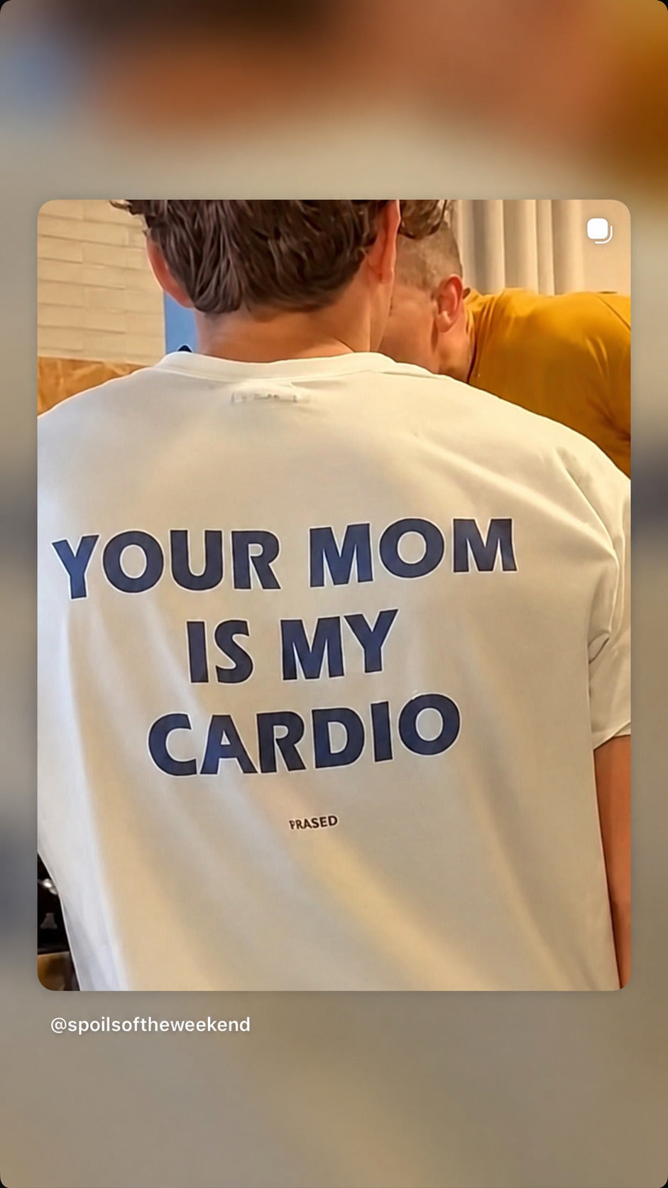 Nærbillede af hvid FRASED T-shirt med blåt 'Your Mom Is My Cardio'-tryk på ryggen.