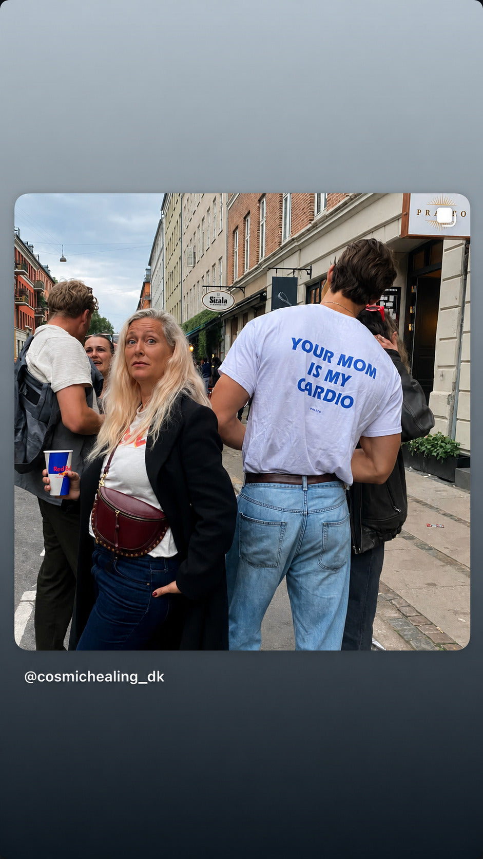 Mand på gade i hvid FRASED T-shirt med blåt 'Your Mom Is My Cardio'-rygtryk.