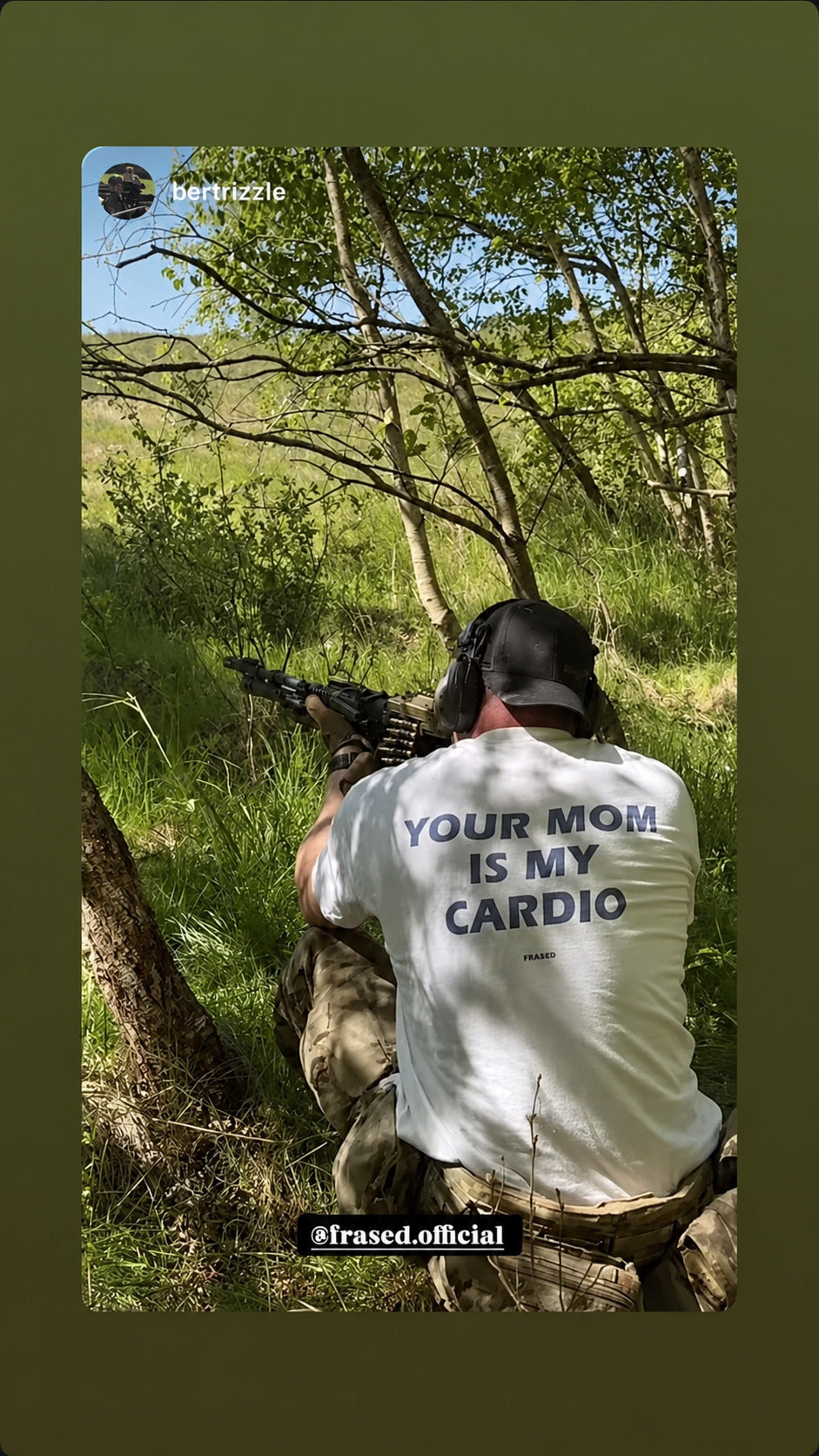 Person i skov iført hvid FRASED T-shirt med 'Your Mom Is My Cardio' på ryggen.