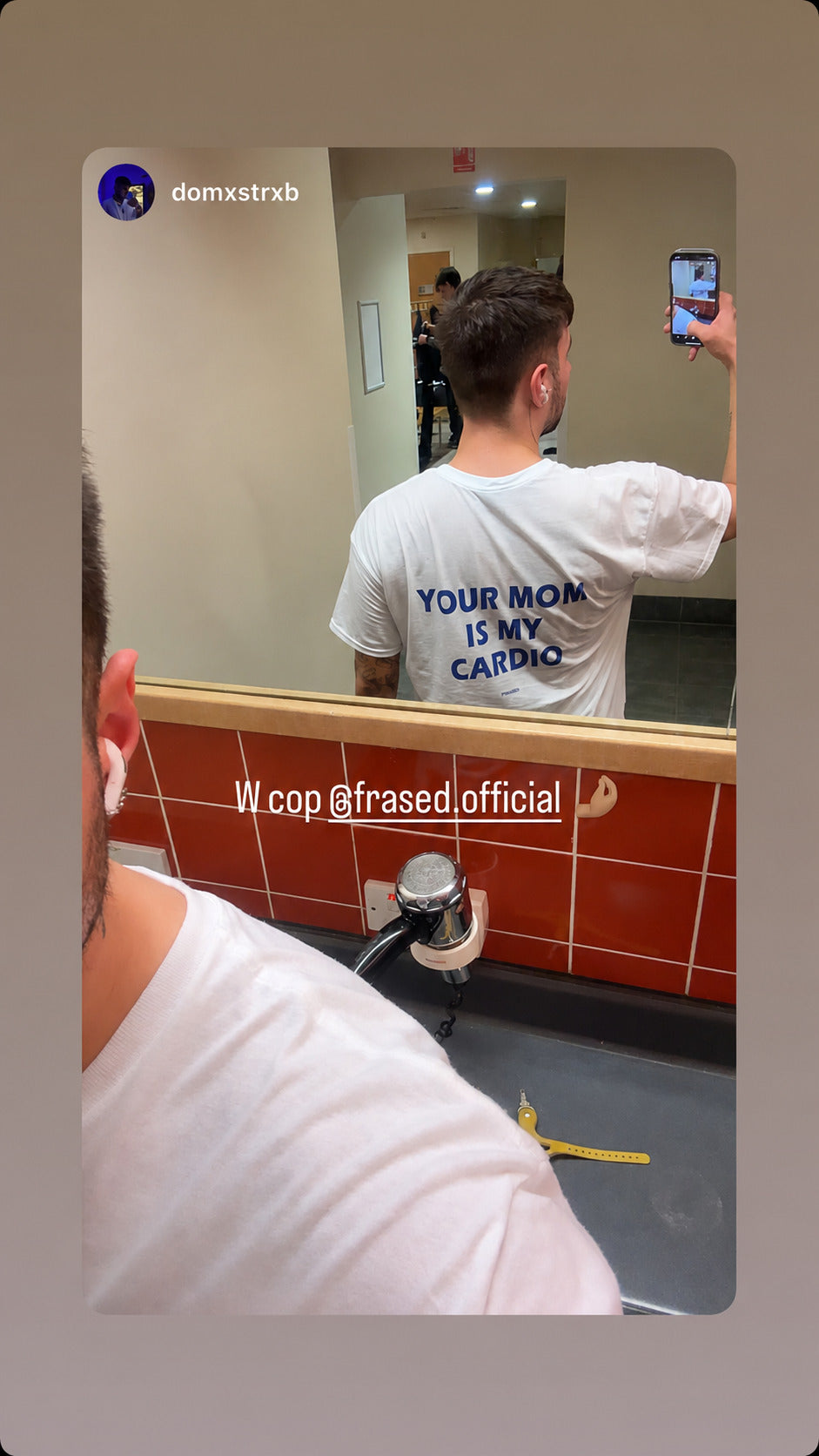 Spejlbillede af mand i hvid FRASED T-shirt med blåt 'Your Mom Is My Cardio'-rygtryk.
