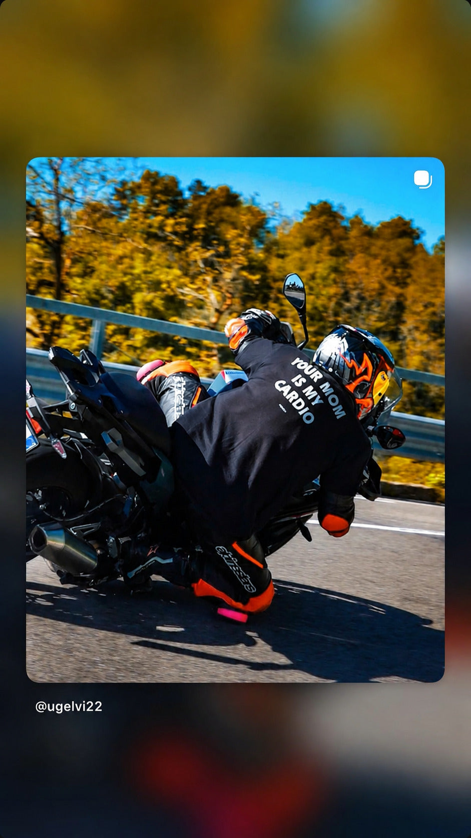 Motorcyklist i sving iført sort FRASED T-shirt med 'Your Mom Is My Cardio' på ryggen.