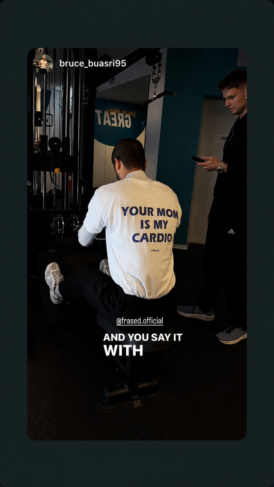Person træner ved kabelmaskine i hvid FRASED T-shirt med 'Your Mom Is My Cardio' på ryggen.