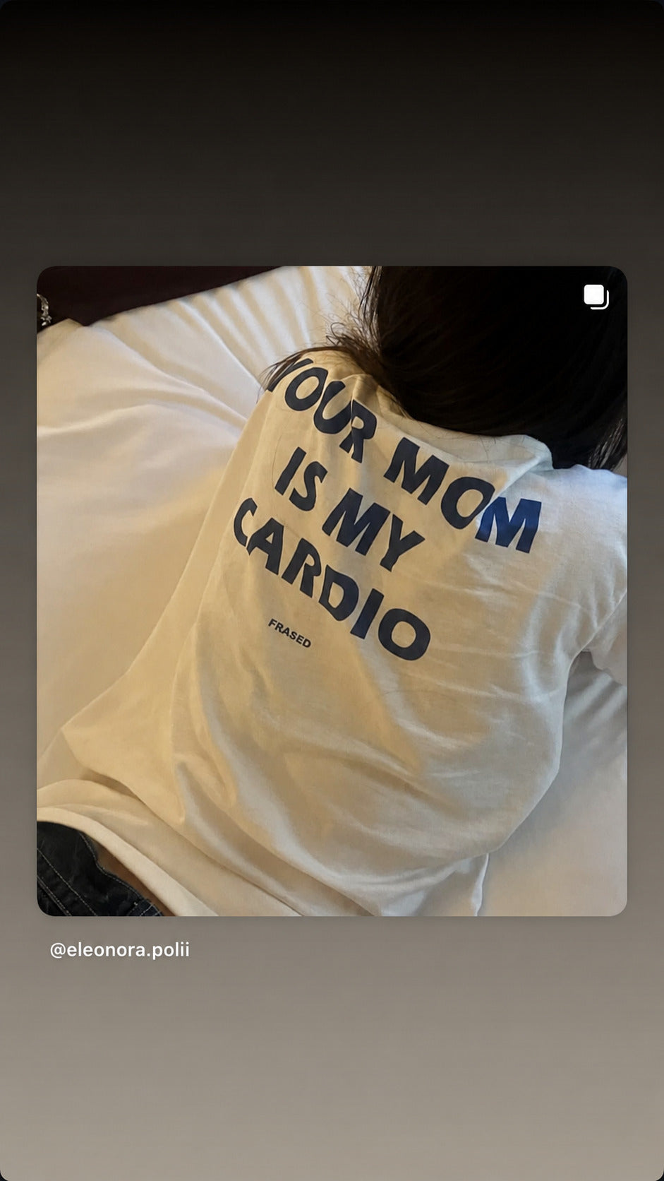Nærbillede af hvid FRASED T-shirt med 'Your Mom Is My Cardio' på ryggen.
