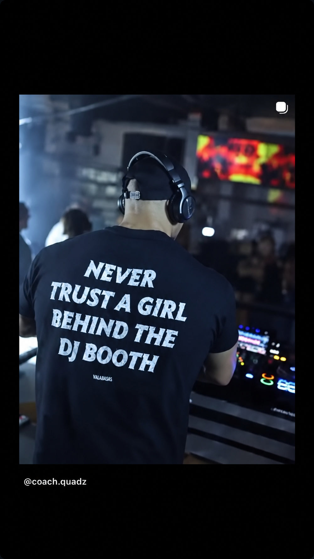 DJ i sort NEVER TRUST A GIRL BEHIND THE DJ BOOTH T-shirt ved mixerpult
