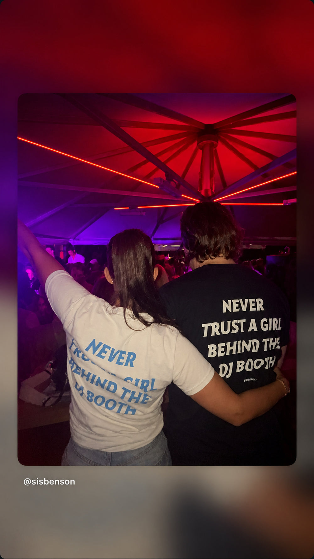 To personer i NEVER TRUST A GIRL BEHIND THE DJ BOOTH T-shirts til fest