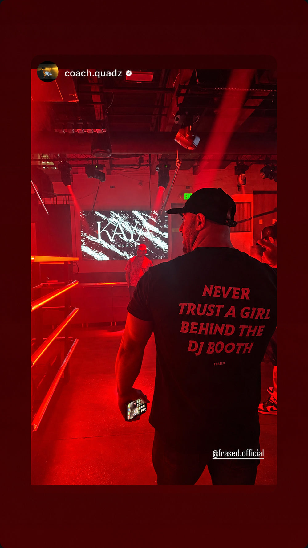 Mand i sort NEVER TRUST A GIRL BEHIND THE DJ BOOTH T-shirt i rødt klublys