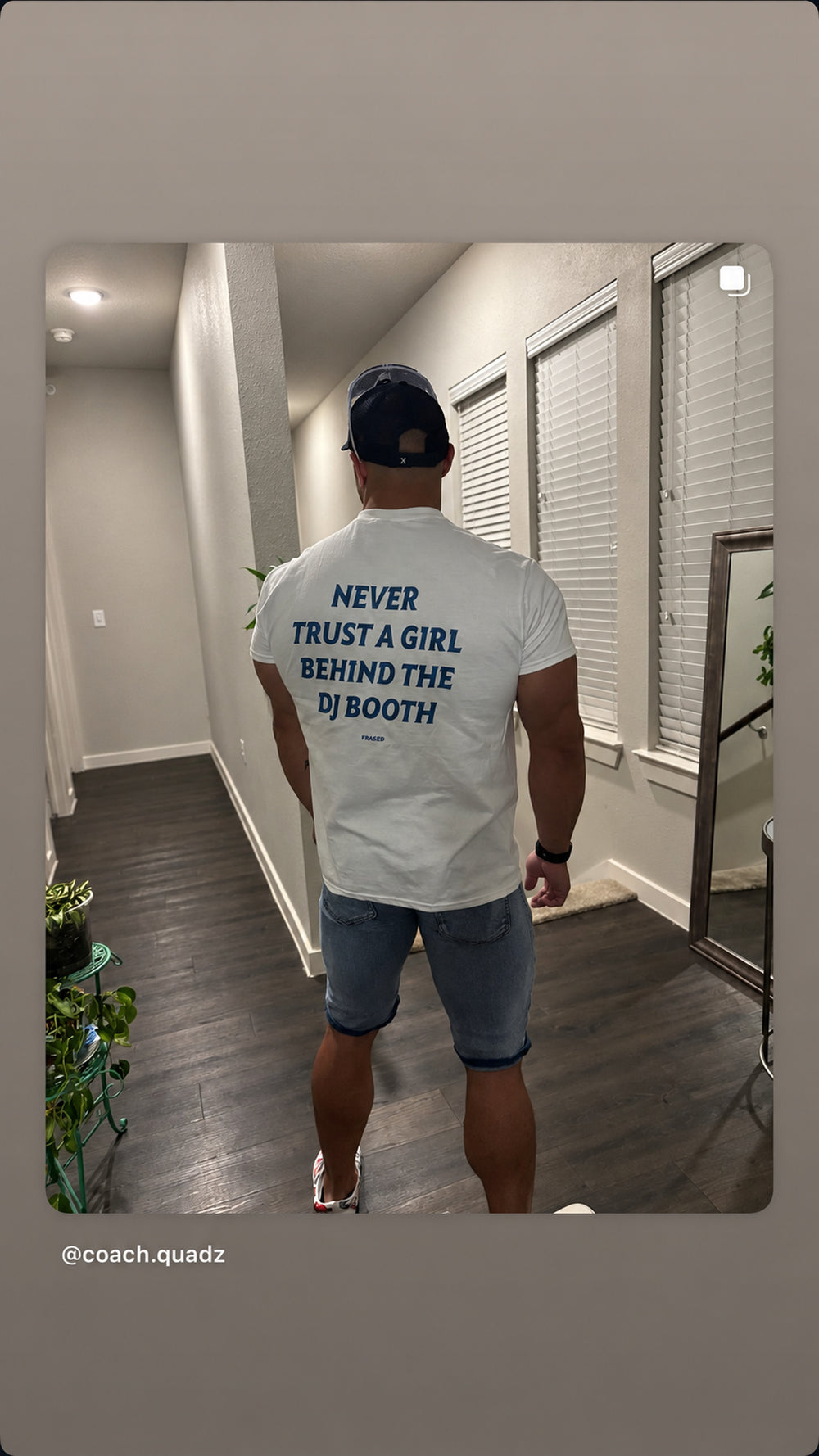 Mand i hvid NEVER TRUST A GIRL BEHIND THE DJ BOOTH T-shirt i gang