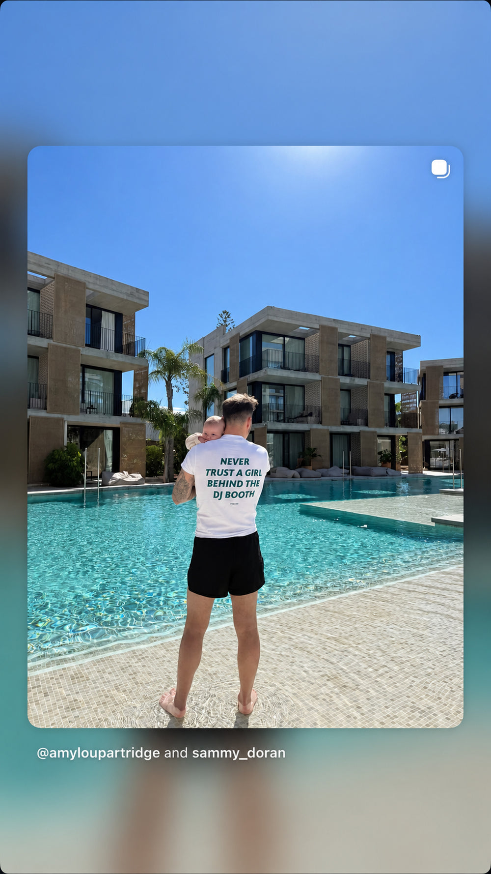 Mand holder et barn ved pool i hvid NEVER TRUST A GIRL BEHIND THE DJ BOOTH T-shirt
