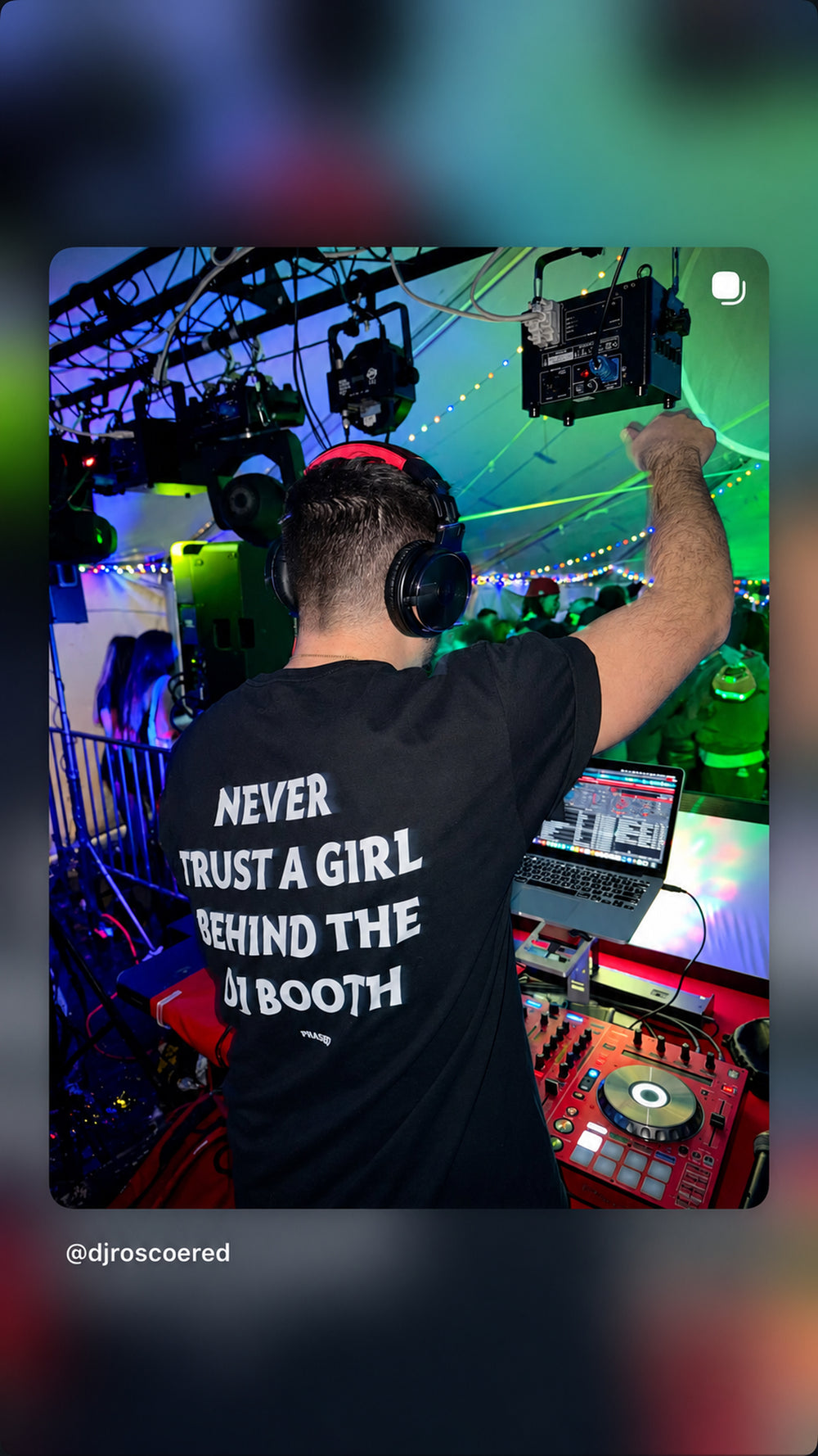 DJ i sort NEVER TRUST A GIRL BEHIND THE DJ BOOTH T-shirt ved mixerpult