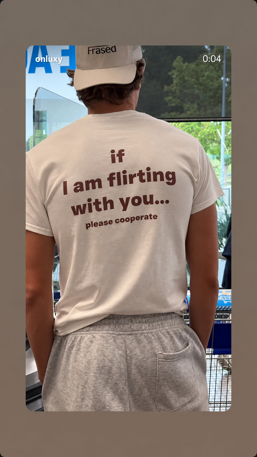 Mand i hvid IF I AM FLIRTING WITH YOU... PLEASE COOPERATE T-shirt og FRASED-kasket set bagfra.