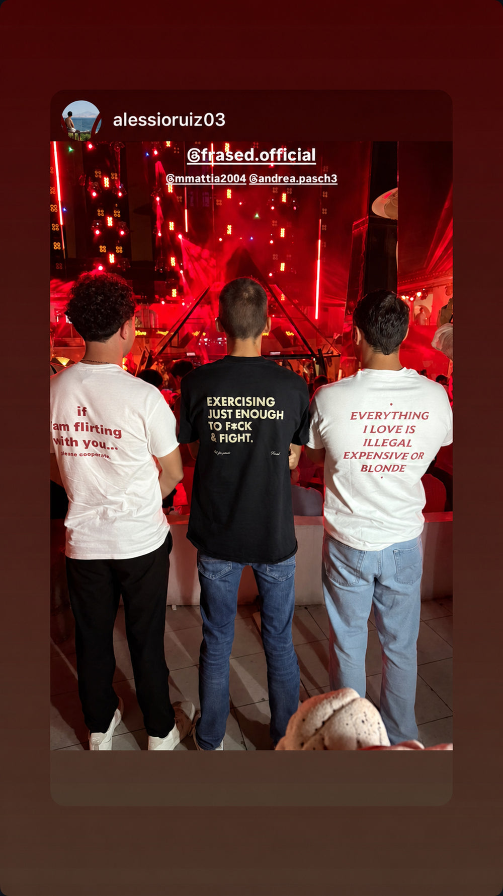 Tre personer foran en klubscene i FRASED T-shirts med FLIRTING, EXERCISING og BLONDE-tekst.