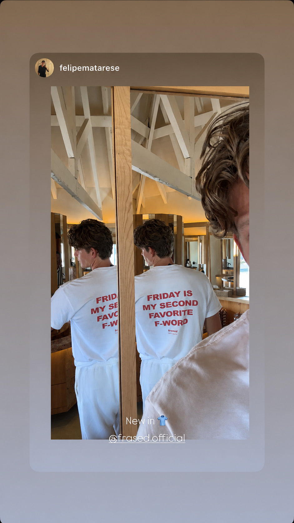 Mand i hvid FRIDAY IS MY SECOND FAVORITE F-WORD T-shirt fotograferet i spejl