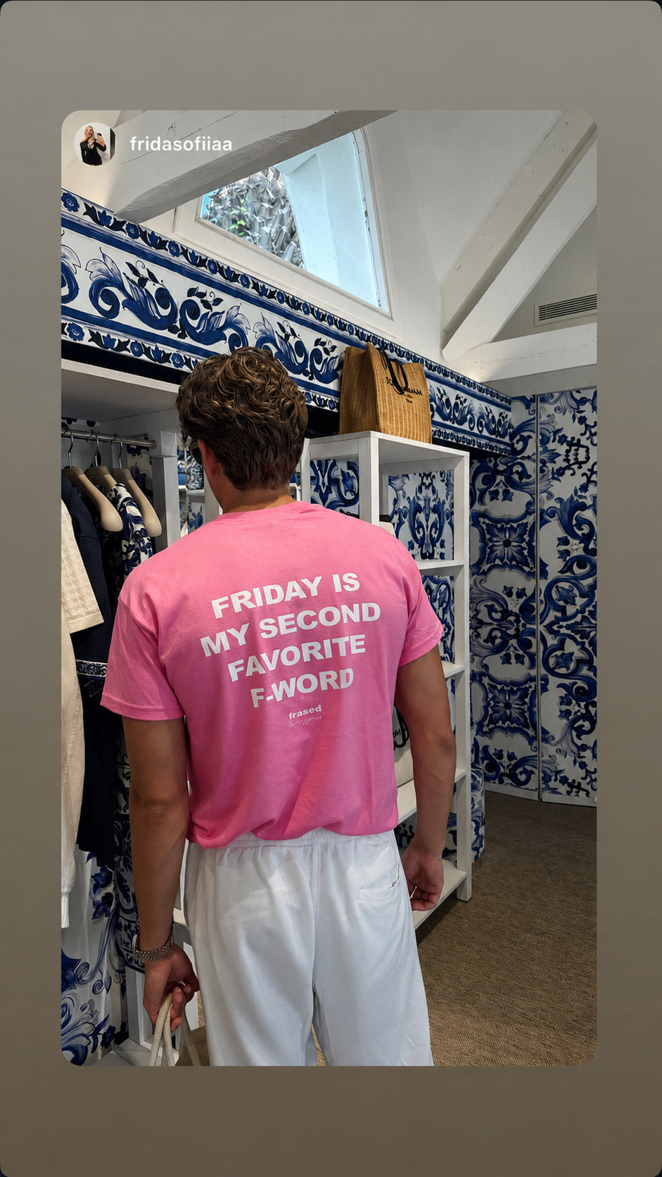 Mand i pink FRIDAY IS MY SECOND FAVORITE F-WORD T-shirt i butik