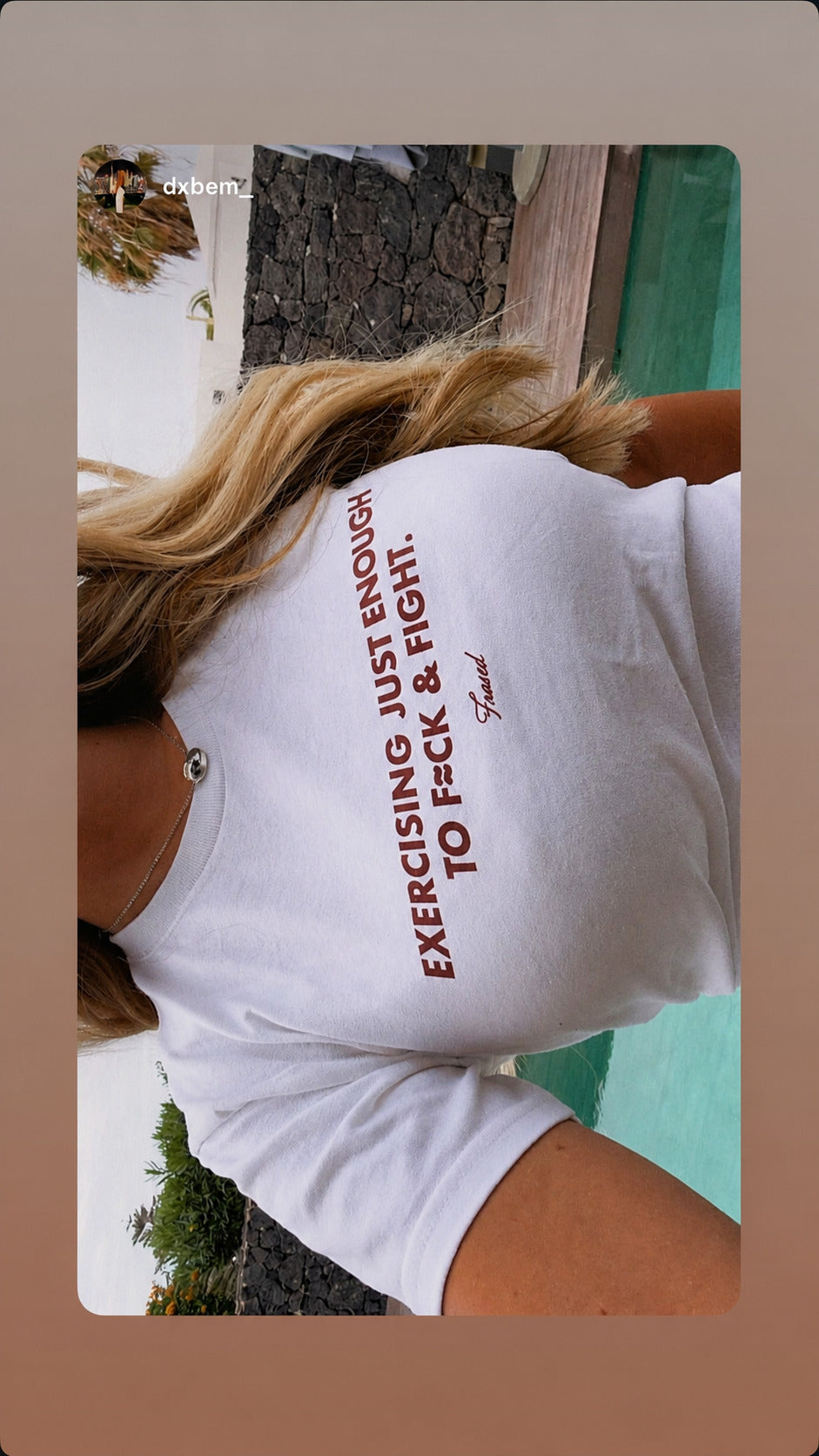 Kvinde i hvid EXERCISING JUST ENOUGH TO F*CK & FIGHT baby tee ved pool