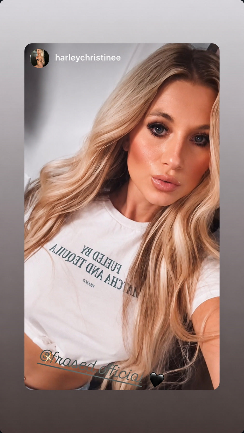 Selfie af kvinde i hvid FRASED T-shirt med 'Fueled by Matcha and Tequila' på brystet.