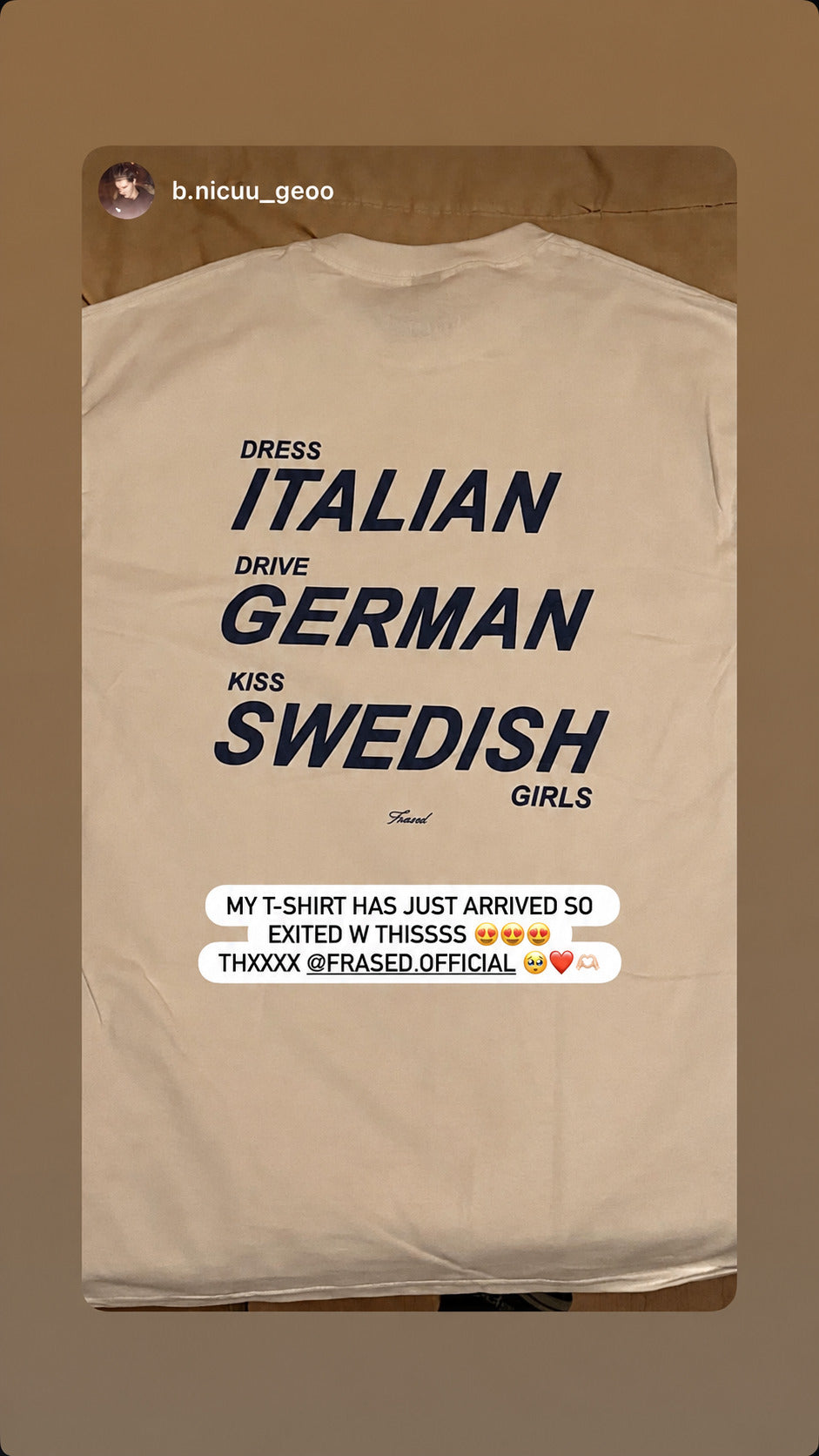Hvid FRASED T-shirt lagt fladt med blåt rygtryk 'Dress Italian. Drive German. Kiss Swedish Girls'.