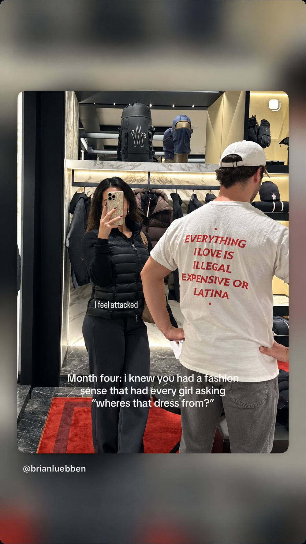 Spejlselfie af to personer; den ene viser hvid EVERYTHING I LOVE IS ILLEGAL, EXPENSIVE OR LATINA T-shirt.