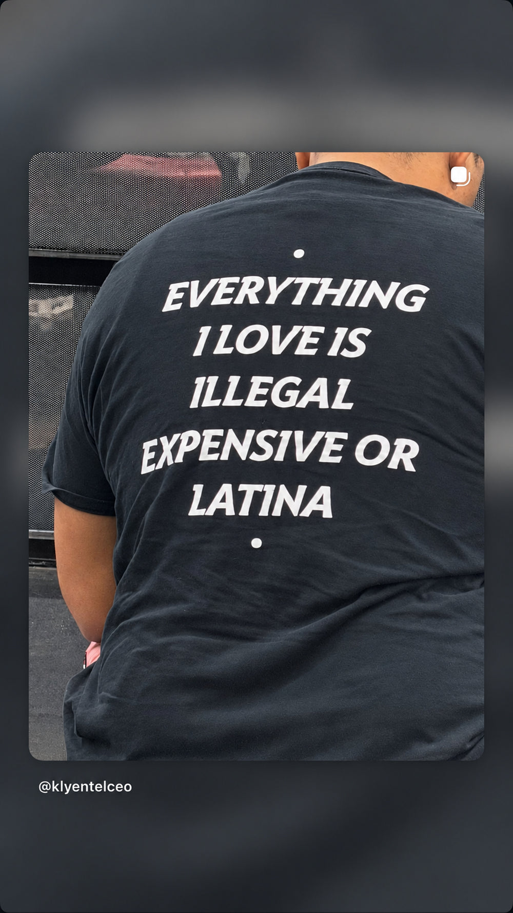 Nærbillede af sort EVERYTHING I LOVE IS ILLEGAL, EXPENSIVE OR LATINA T-shirt set bagfra.