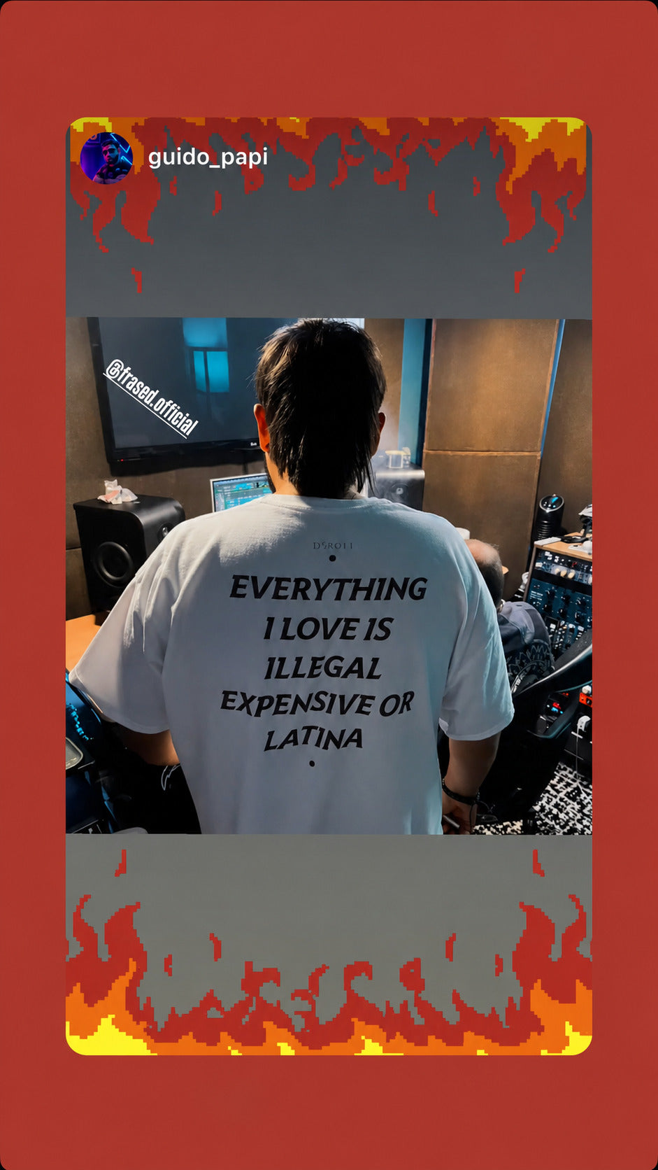 Person i hvid EVERYTHING I LOVE IS ILLEGAL, EXPENSIVE OR LATINA T-shirt ved lydudstyr i et studie.