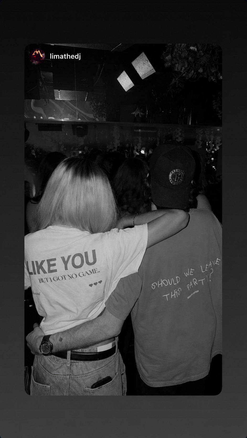 To personer med armene om hinanden; hvid I LIKE YOU BUT I GOT NO GAME T-shirt