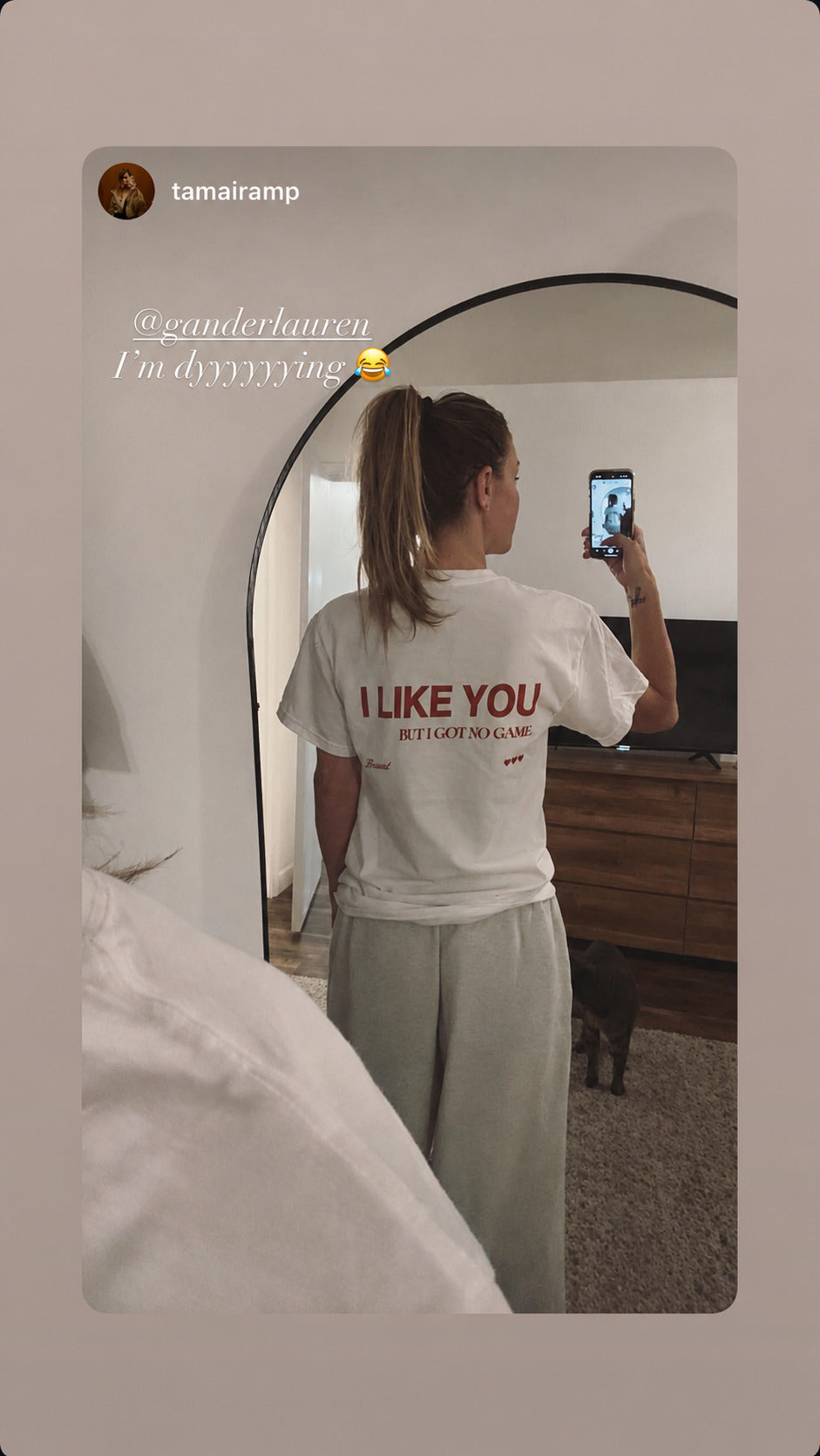 Kvinde tager spejlbillede i hvid I LIKE YOU BUT I GOT NO GAME T-shirt
