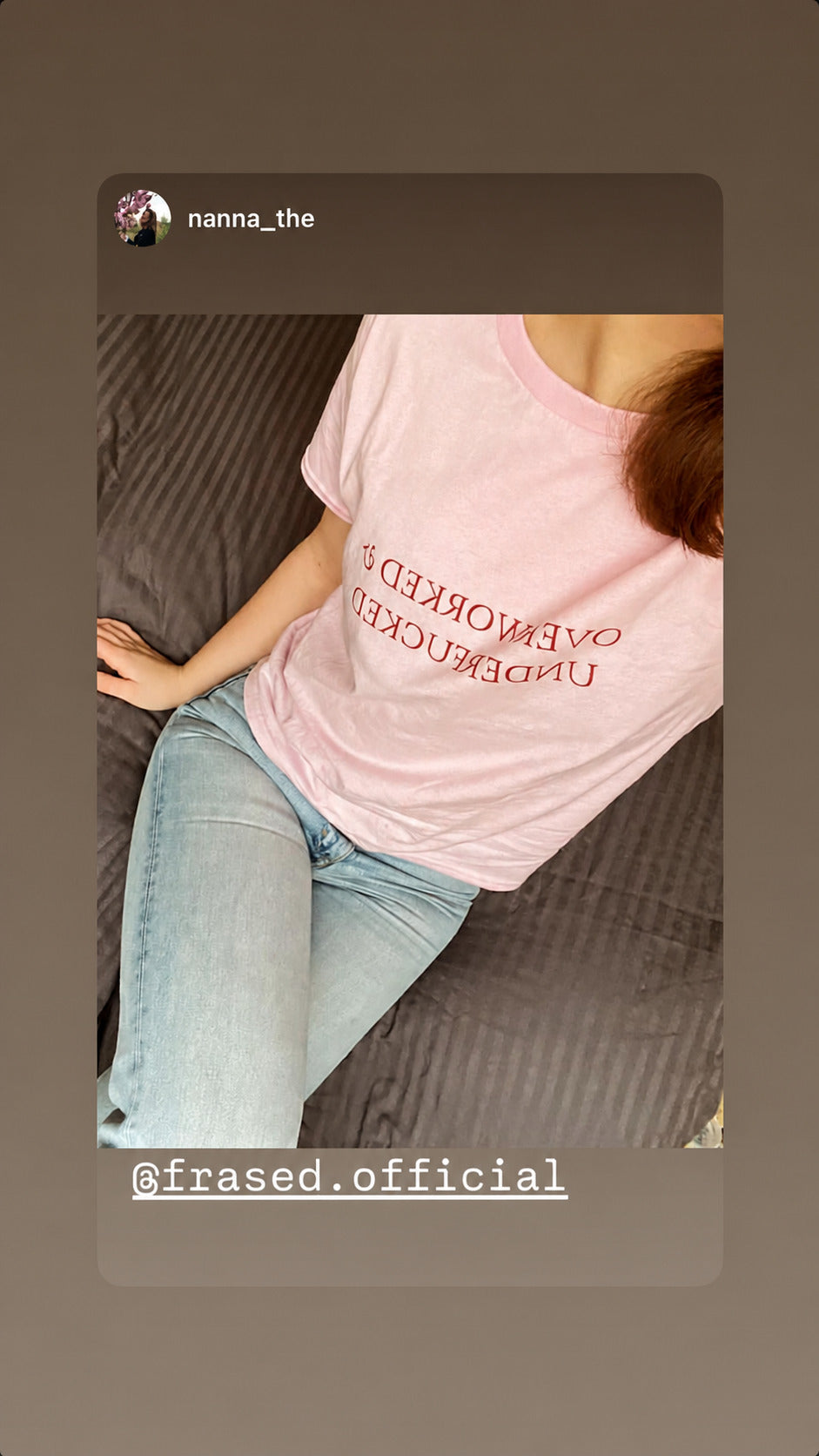 Kvinde i lyserød OVERWORKED & UNDERFUCKED T-shirt og jeans set fra oven.
