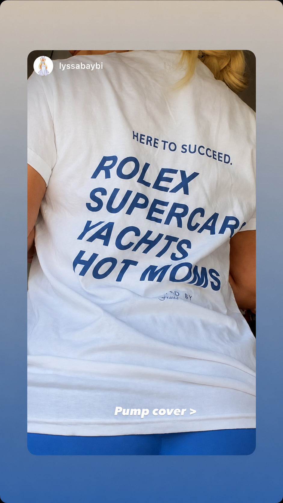 Nærbillede af hvid FRASED T-shirt med blåt rygtryk 'Here to succeed. Rolex Supercars Yachts Hot Moms'.