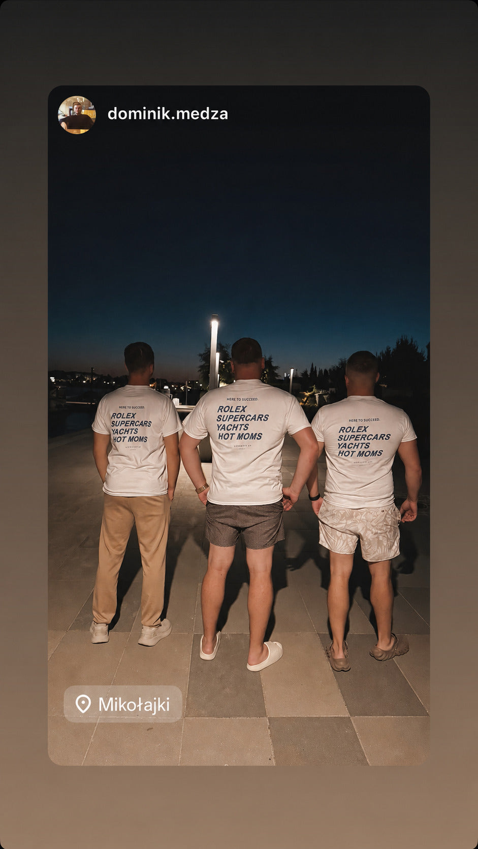 Tre venner set bagfra i matchende hvide FRASED T-shirts med 'Here to succeed. Rolex Supercars Yachts Hot Moms'.