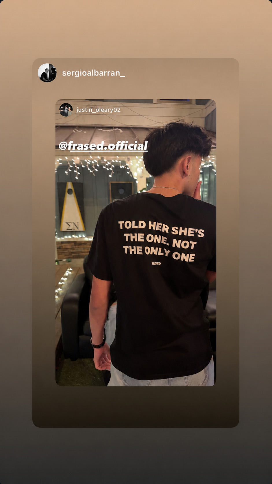 Mand set bagfra i sort FRASED T-shirt med hvidt 'Told her she's the one. Not the only one'-tryk.