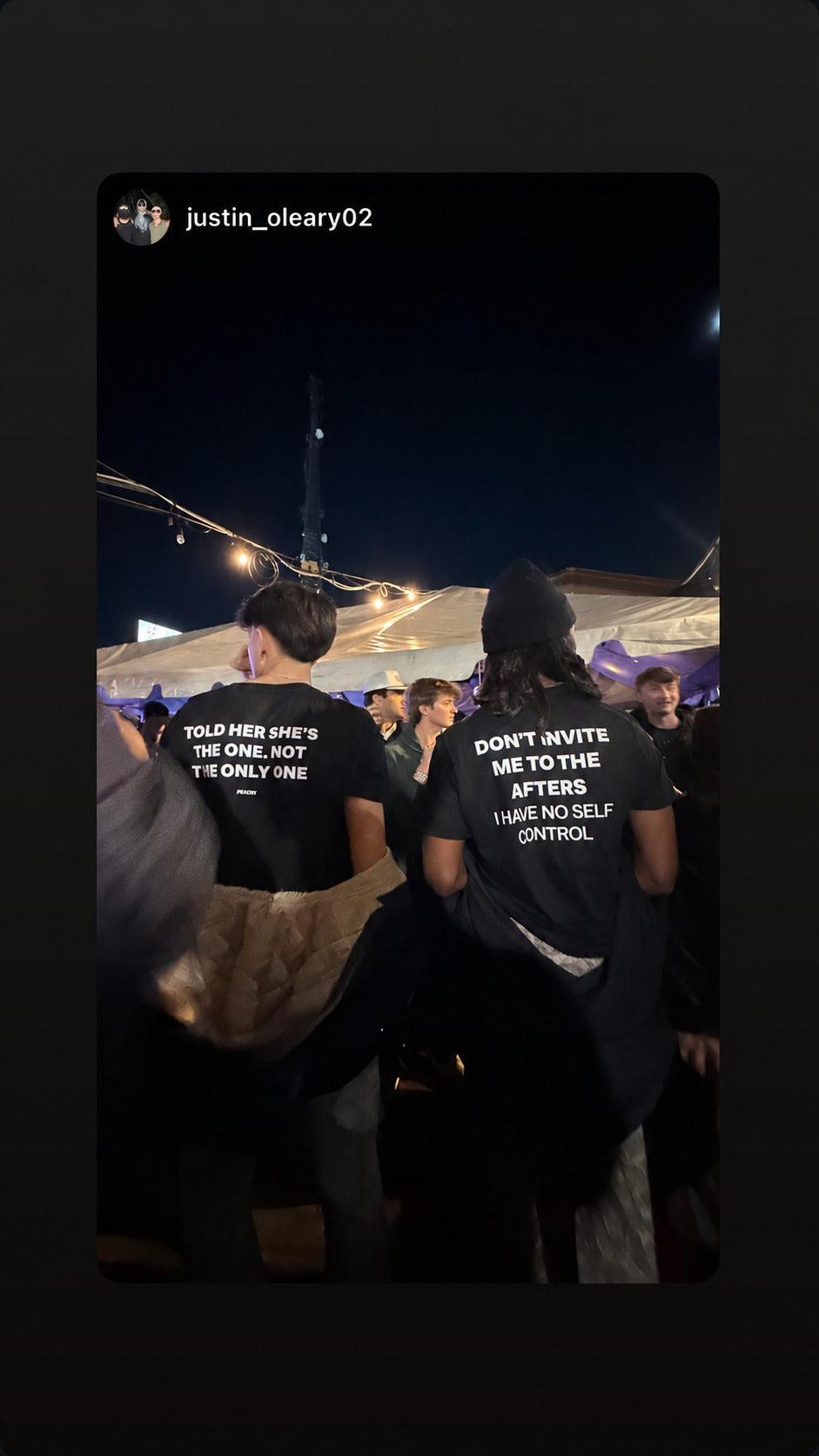 To personer til fest i sorte FRASED T-shirts; den ene har 'Told her she's the one. Not the only one' på ryggen.